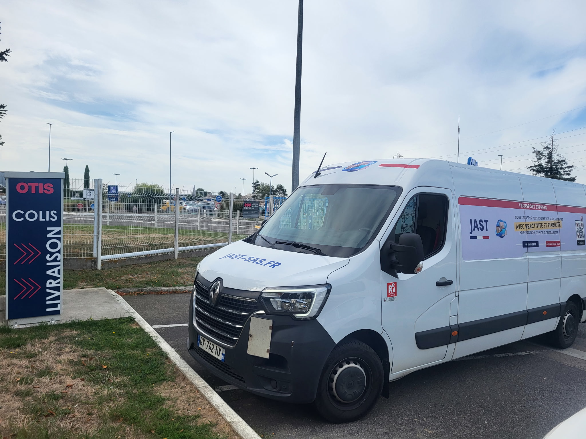 Fourgon JAST garé sur le site OTIS de Gien