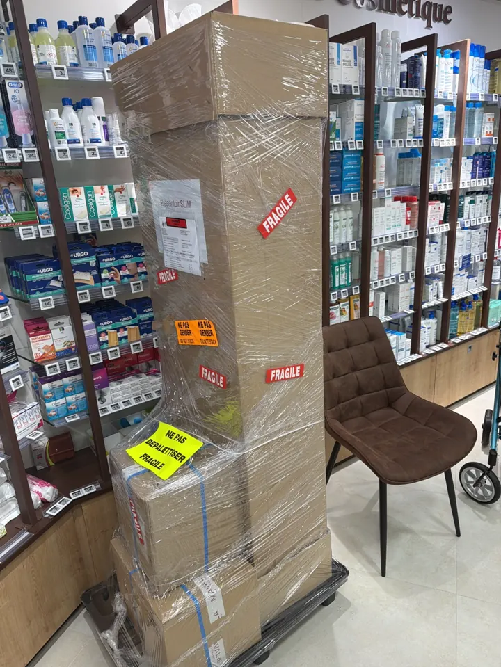 Photo de chargement JAST : Un présentoir de magasin